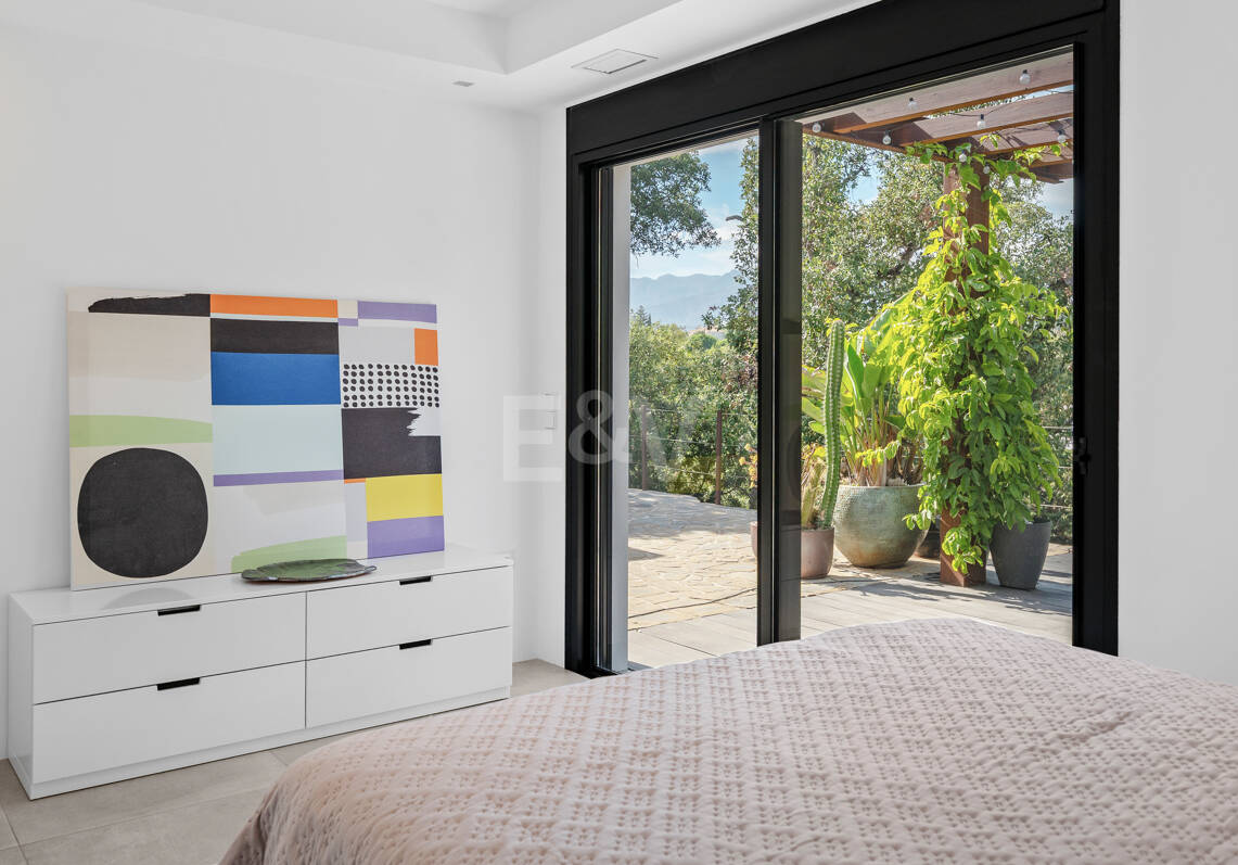Villa de inspiración escandinava en Elviria Este, Marbella