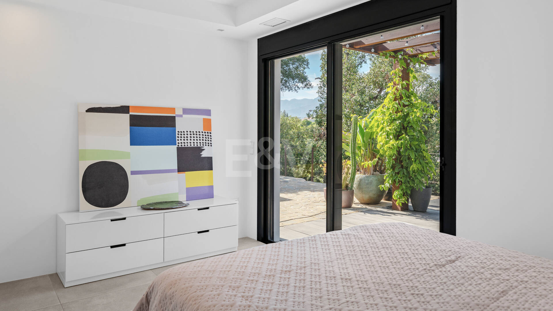 Villa de inspiración escandinava en Elviria Este, Marbella