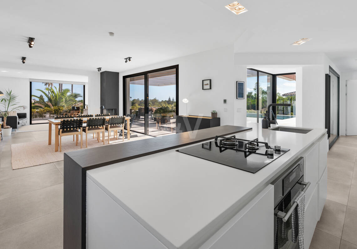 Villa de inspiración escandinava en Elviria Este, Marbella