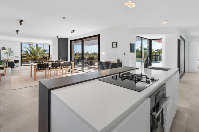 Villa de inspiración escandinava en Elviria Este, Marbella