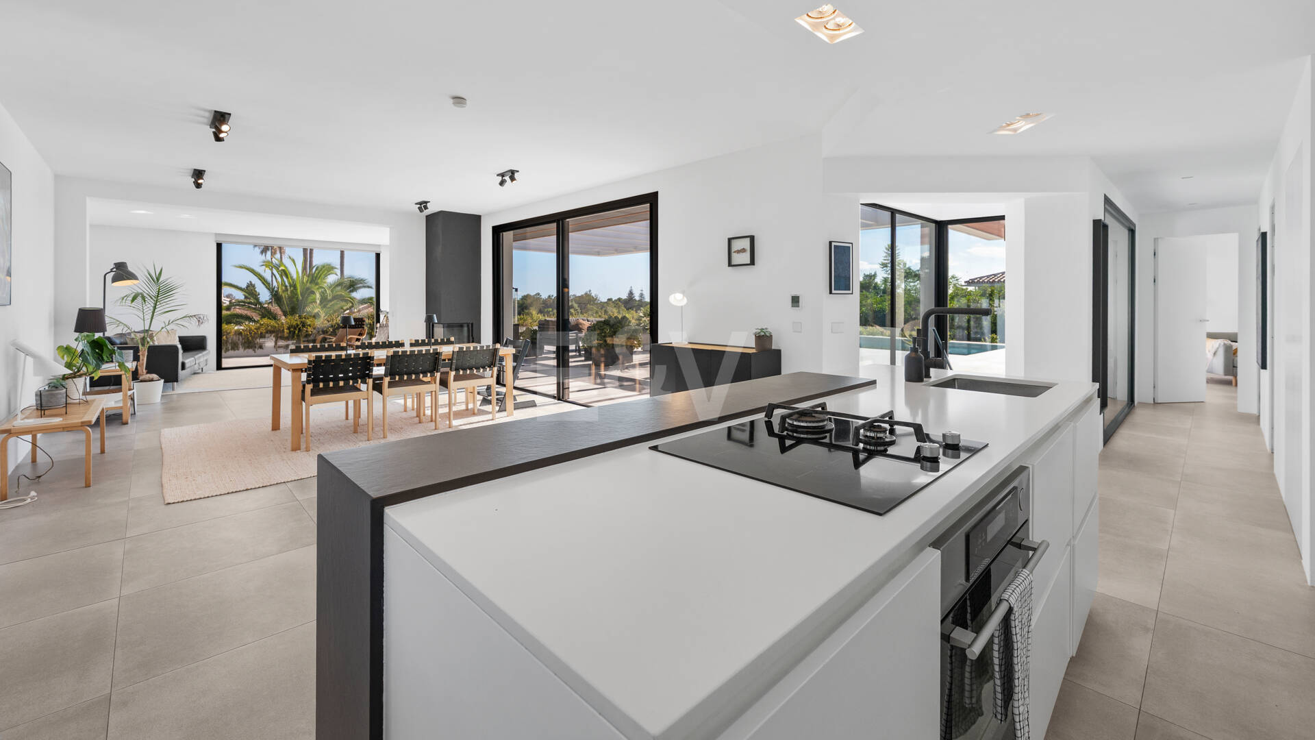Villa de inspiración escandinava en Elviria Este, Marbella