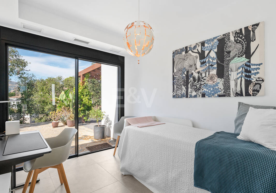 Villa de inspiración escandinava en Elviria Este, Marbella