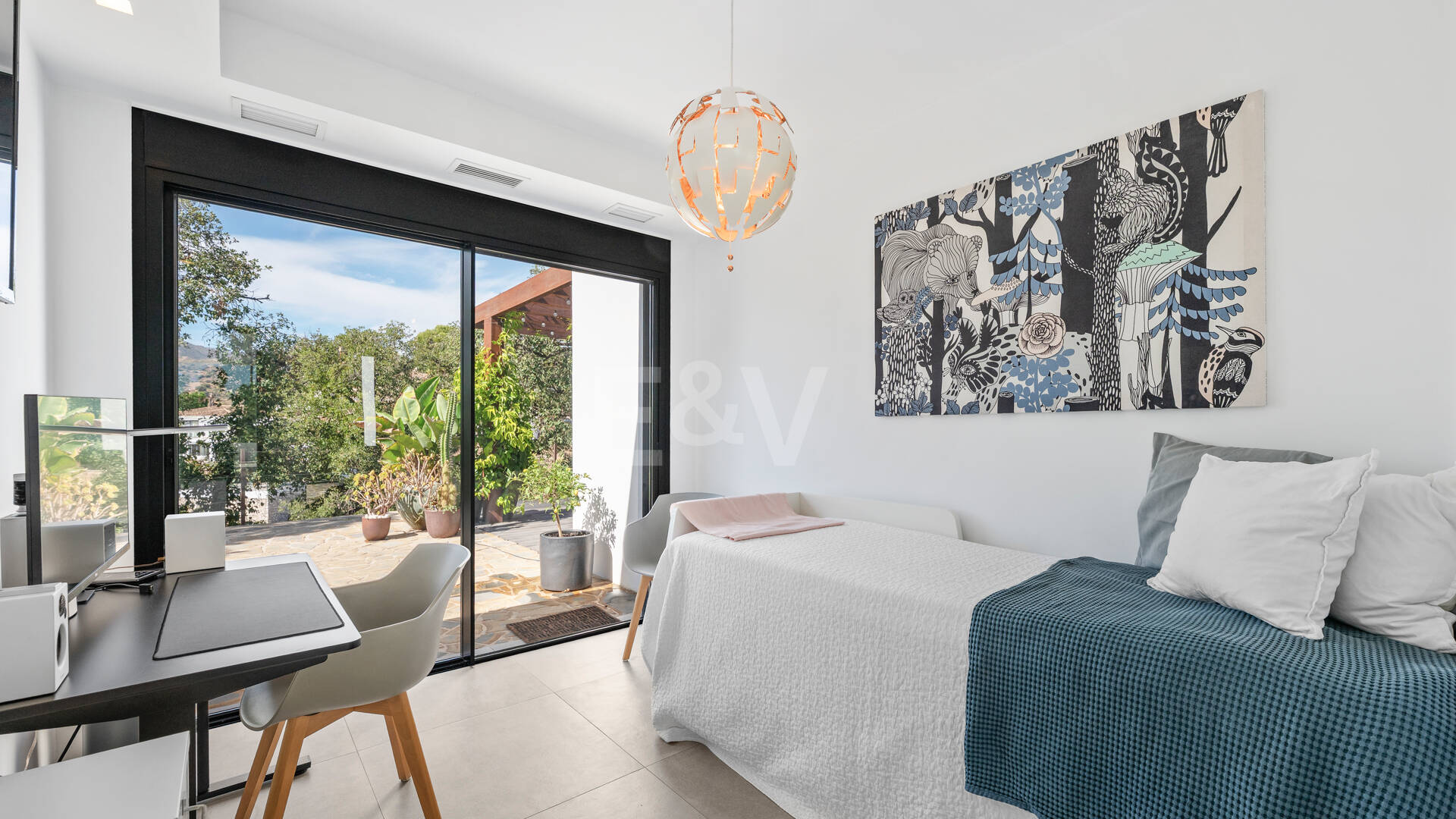 Villa de inspiración escandinava en Elviria Este, Marbella