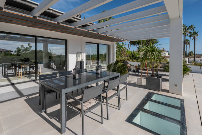 Villa de inspiración escandinava en Elviria Este, Marbella