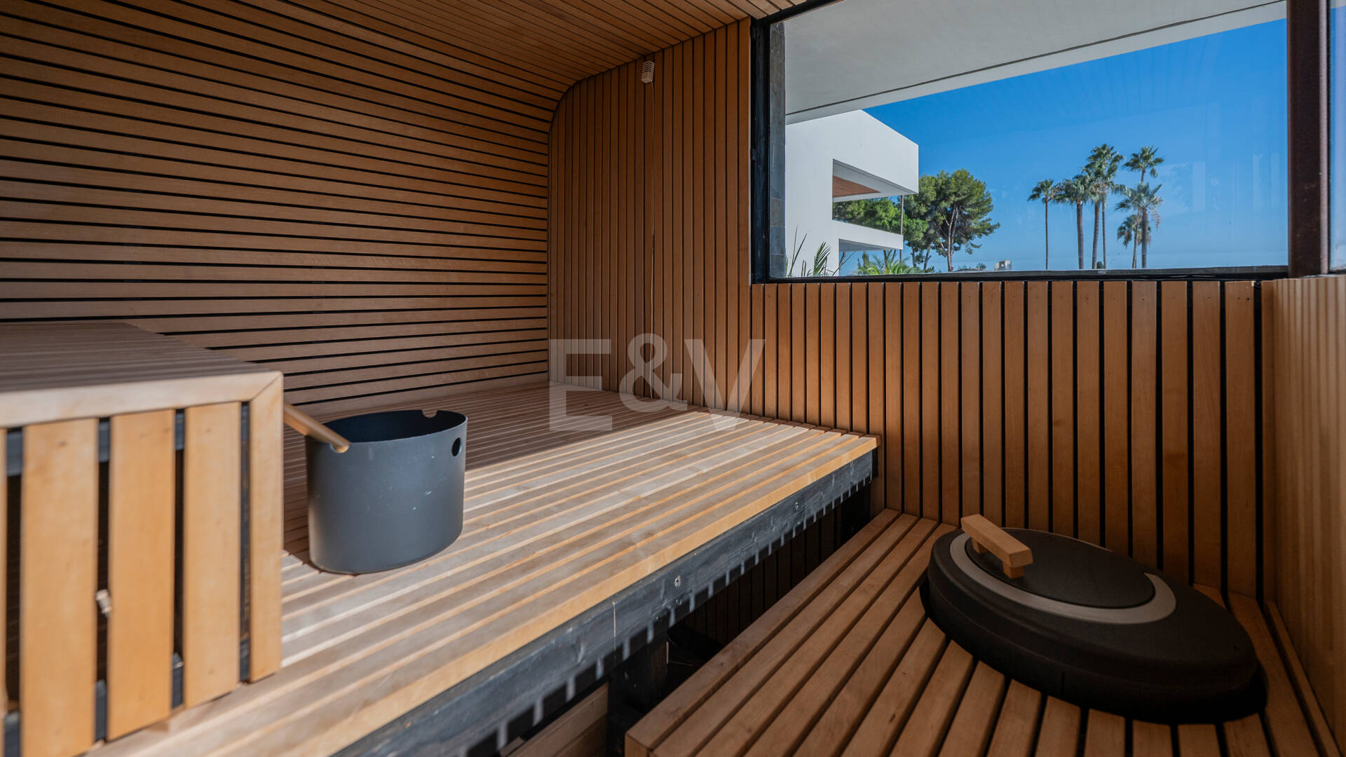 Villa de inspiración escandinava en Elviria Este, Marbella
