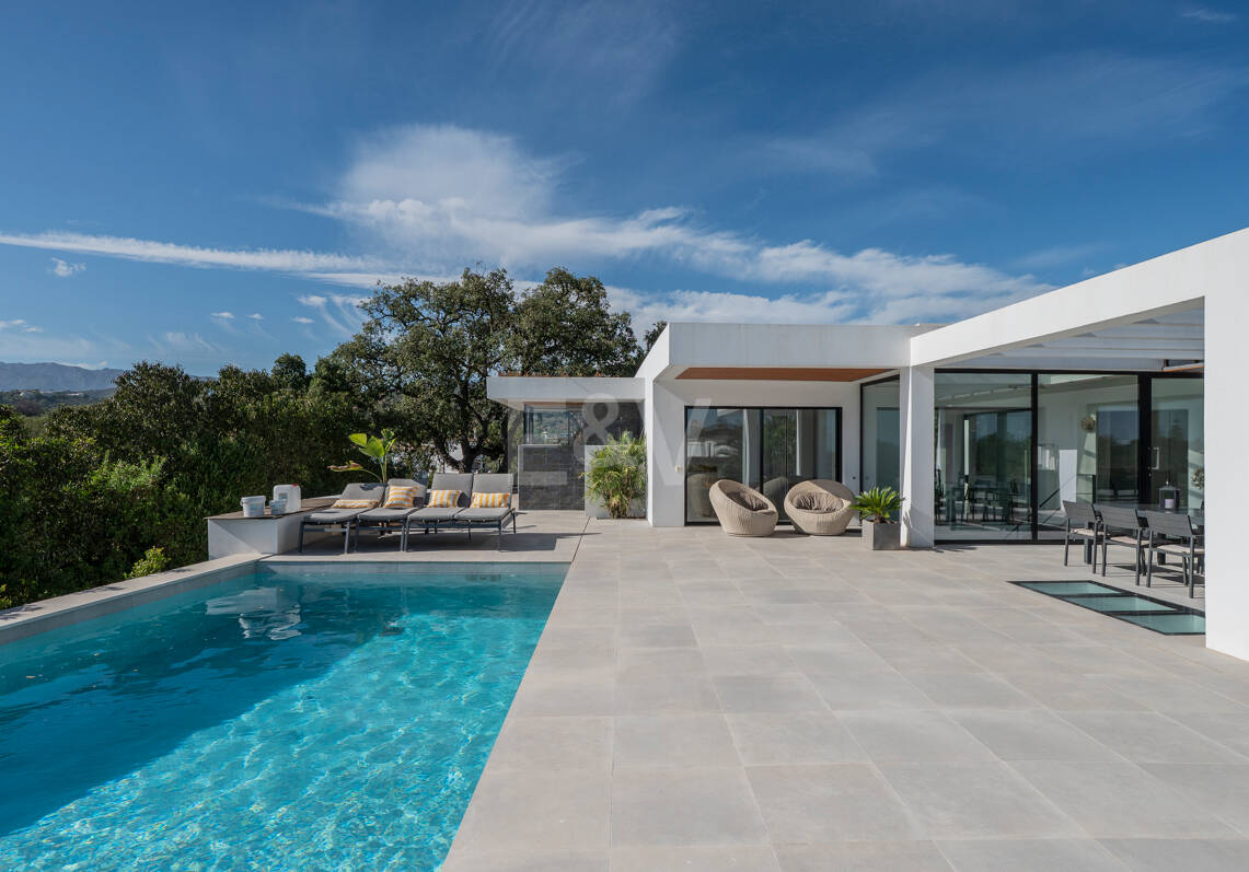 Villa de inspiración escandinava en Elviria Este, Marbella