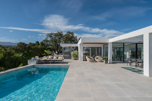 Villa de inspiración escandinava en Elviria Este, Marbella