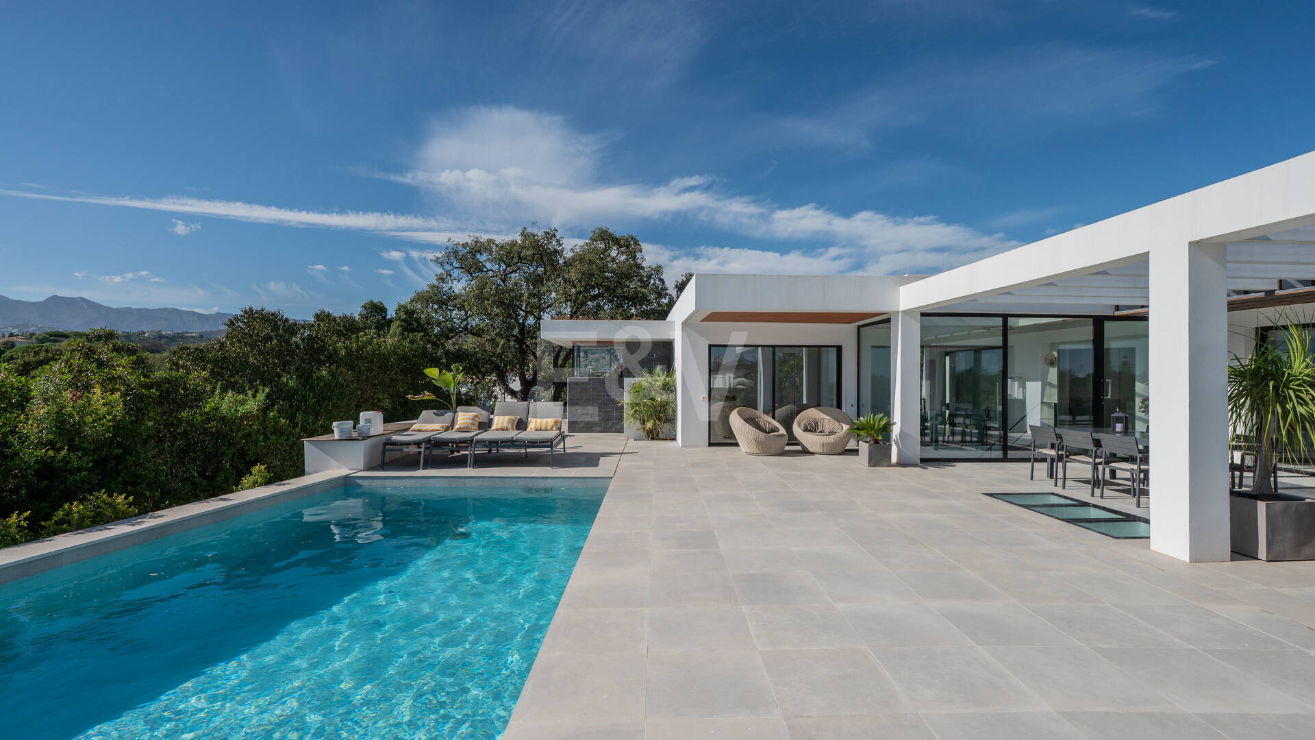 Villa de inspiración escandinava en Elviria Este, Marbella