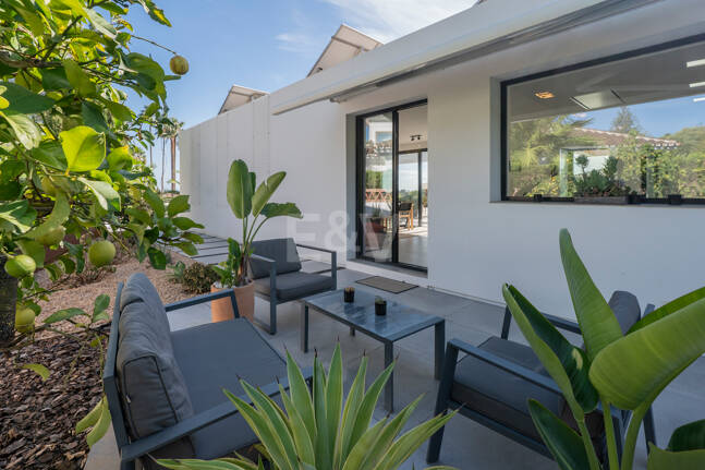 Villa de inspiración escandinava en Elviria Este, Marbella