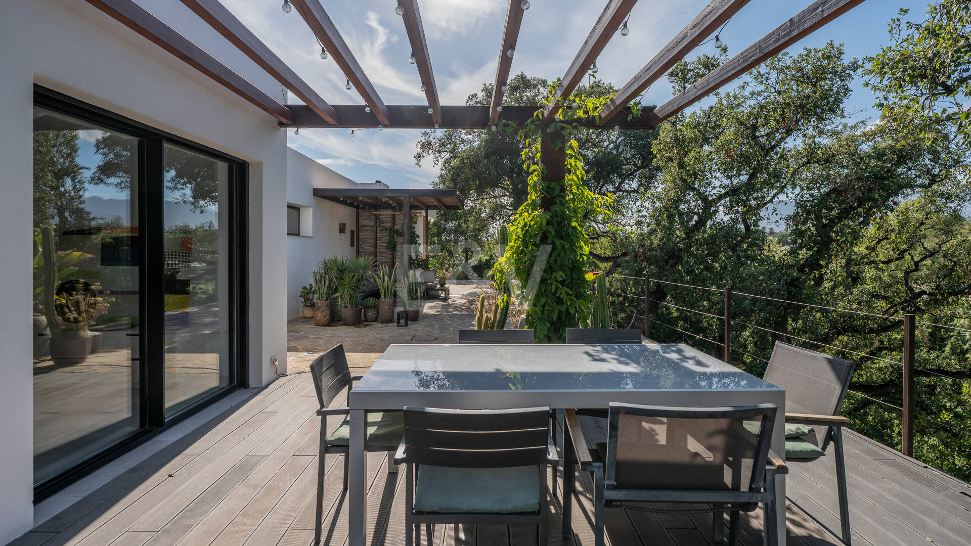 Villa de inspiración escandinava en Elviria Este, Marbella