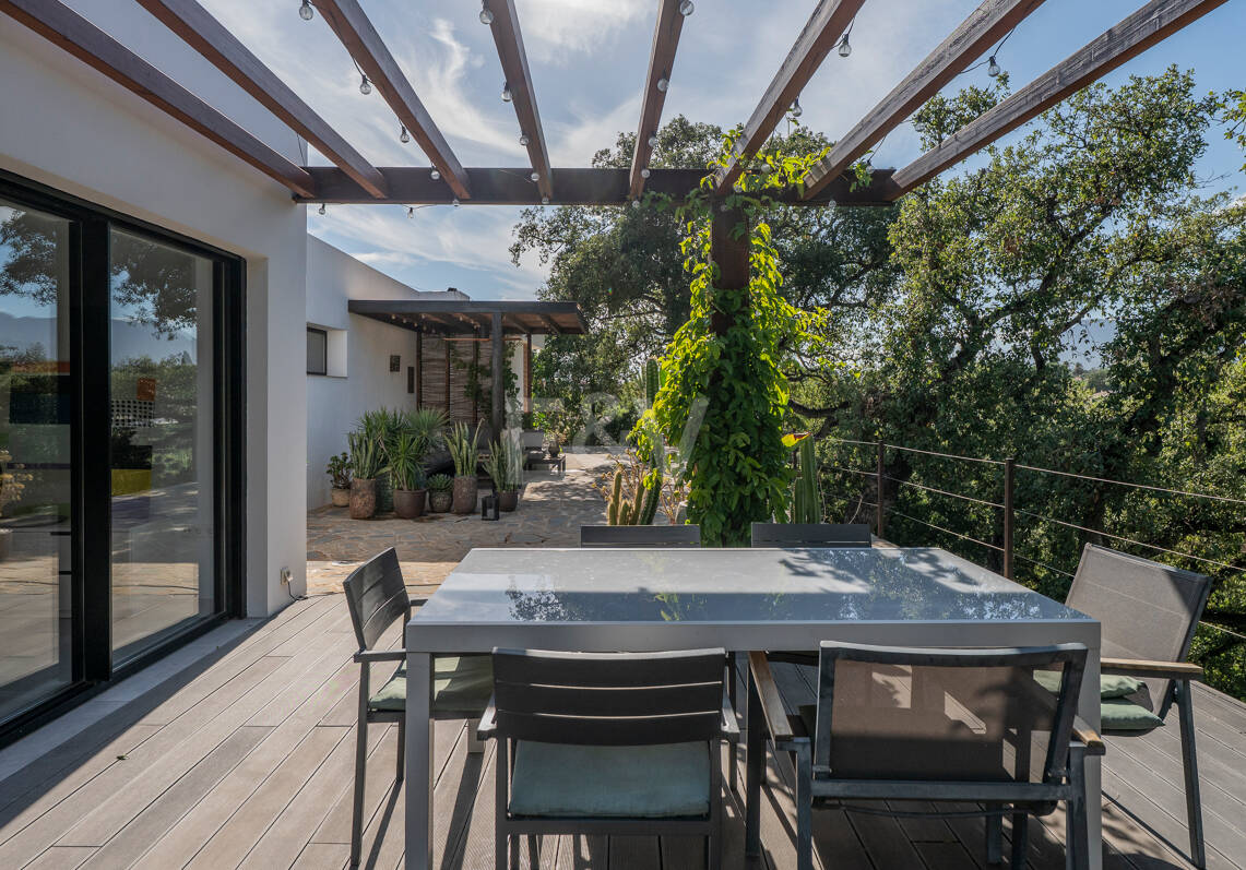 Villa de inspiración escandinava en Elviria Este, Marbella