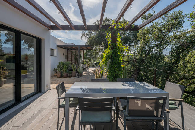 Villa de inspiración escandinava en Elviria Este, Marbella