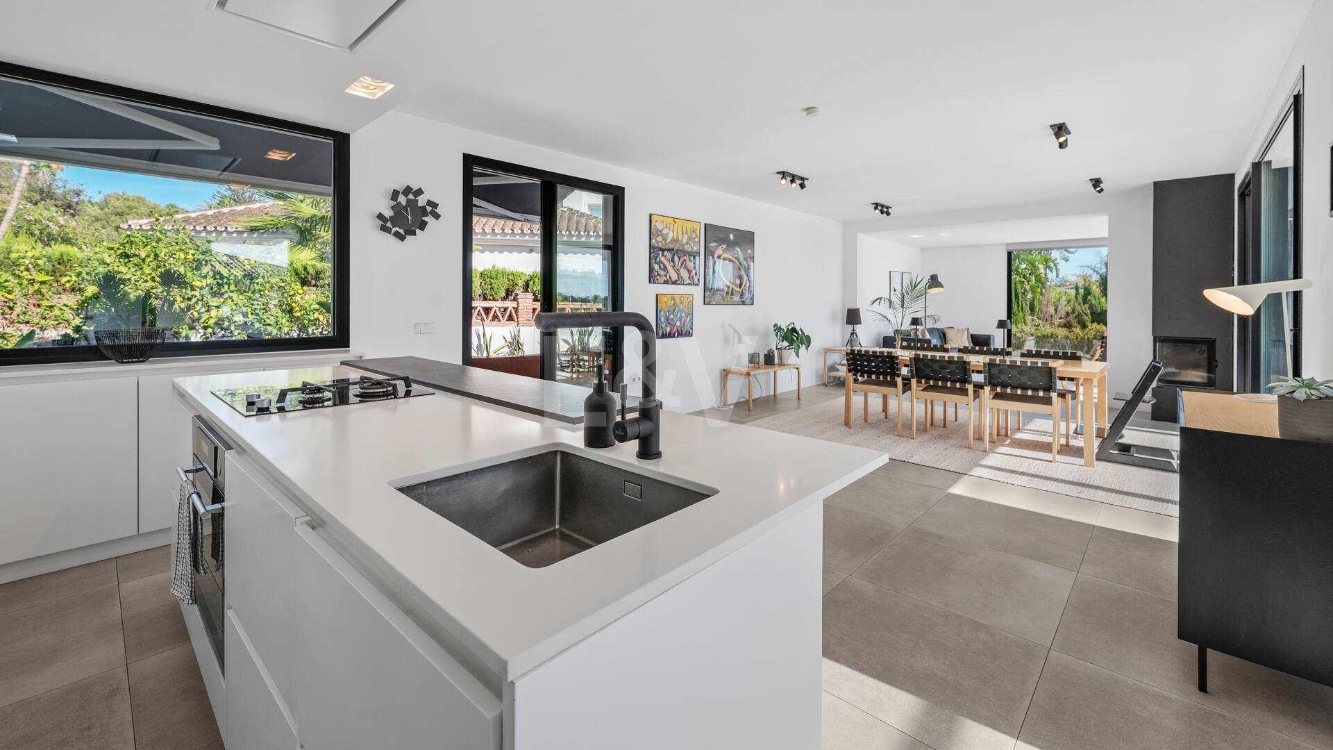Villa de inspiración escandinava en Elviria Este, Marbella
