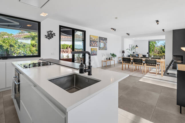 Villa de inspiración escandinava en Elviria Este, Marbella