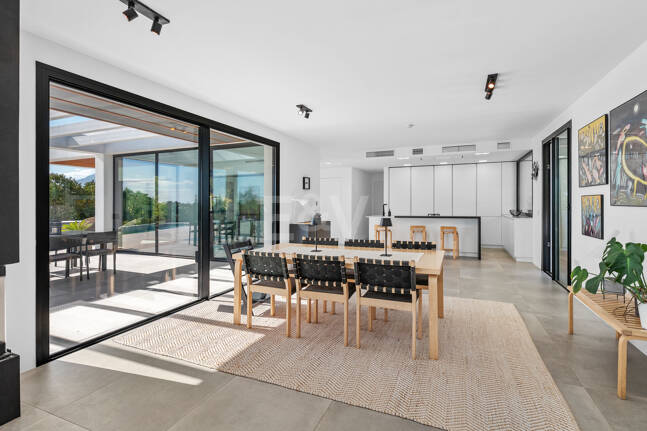 Villa de inspiración escandinava en Elviria Este, Marbella