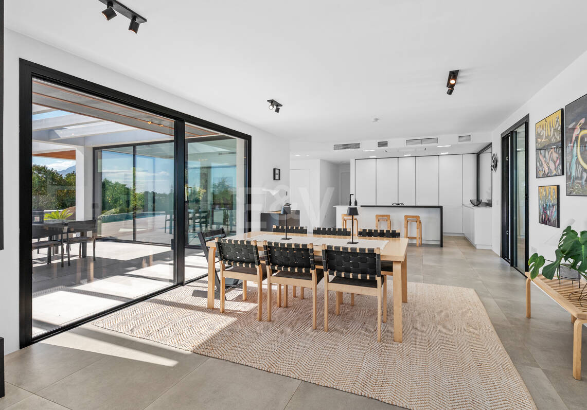 Villa de inspiración escandinava en Elviria Este, Marbella