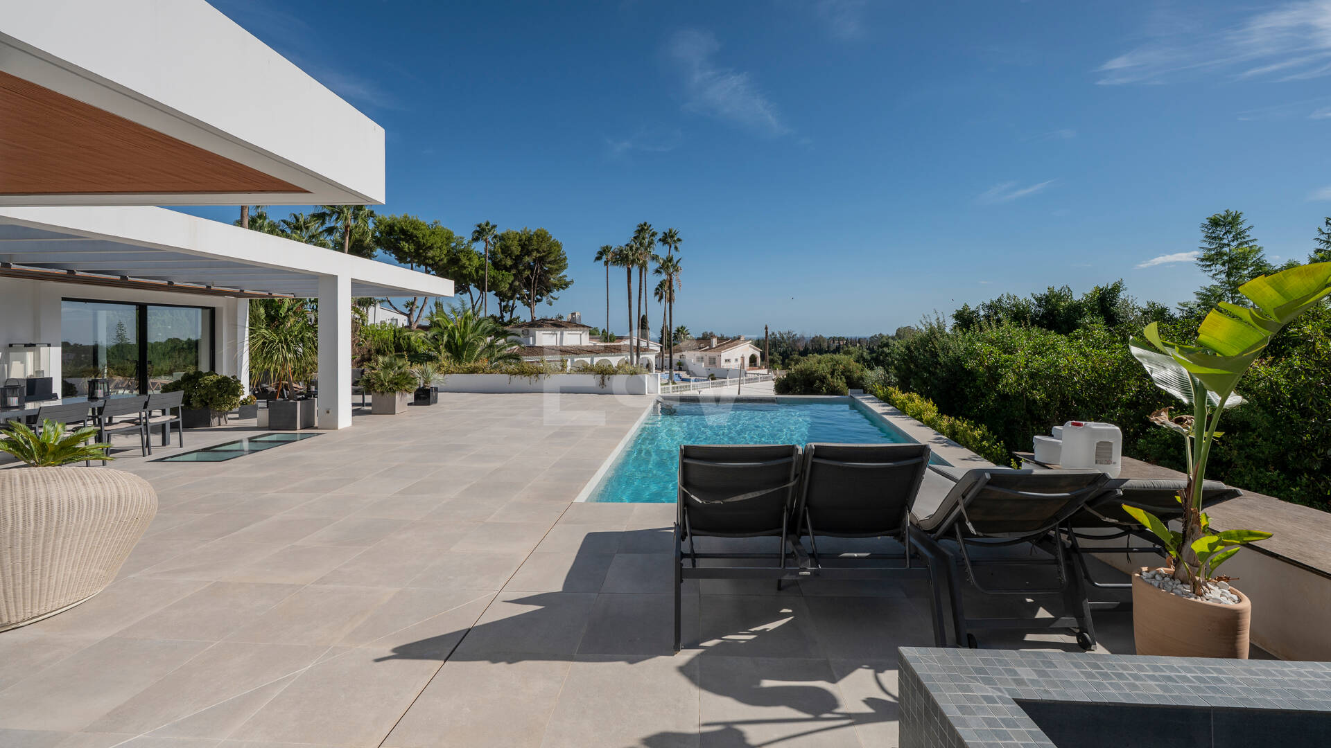 Villa de inspiración escandinava en Elviria Este, Marbella