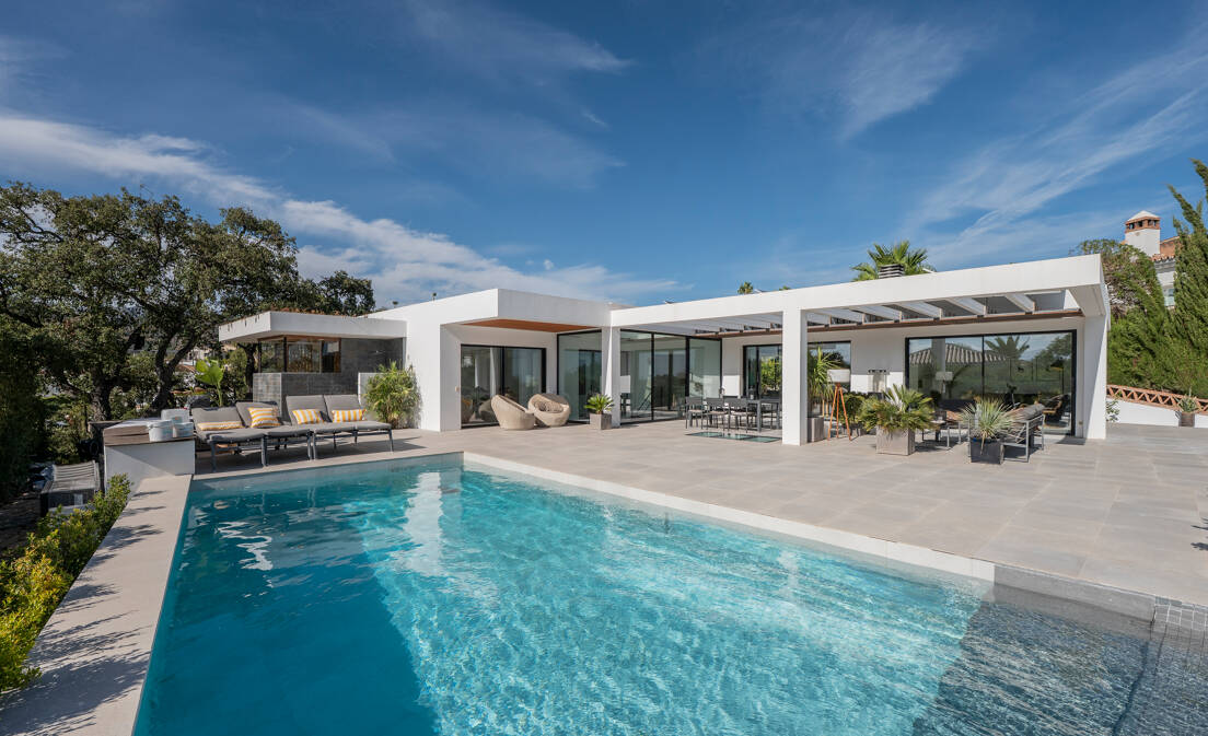Villa de inspiración escandinava con piscina, sauna y múltiples zonas de estar al aire libre en Elviria

Ubicada en una amplia...