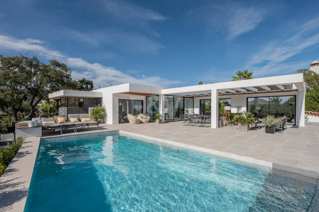 Villa de inspiración escandinava en Elviria Este, Marbella