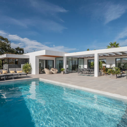 Villa de inspiración escandinava en Elviria Este, Marbella