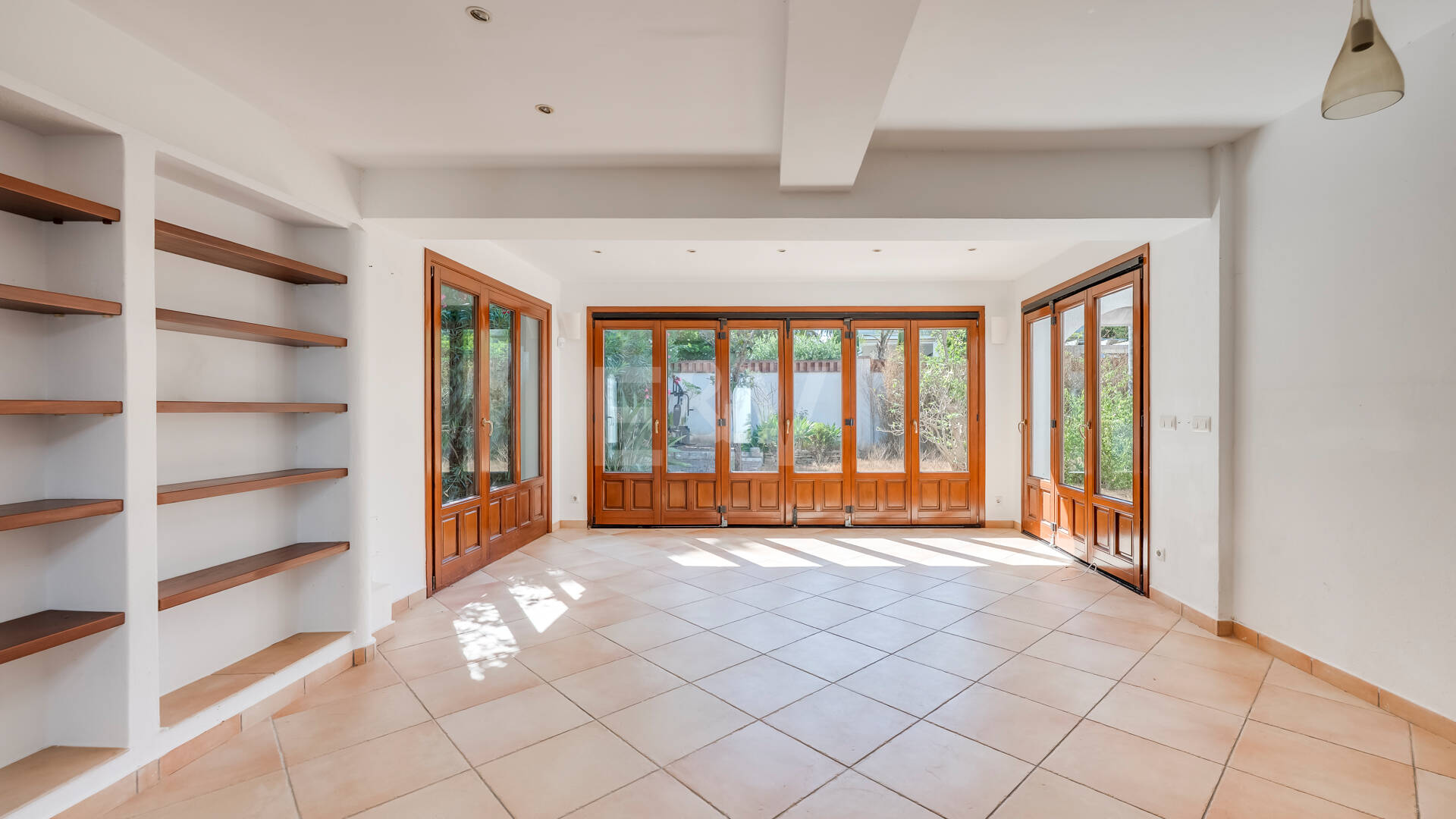 Andalusisk stil Villa med Renovation Project, 200 meter från stranden i Marbesa