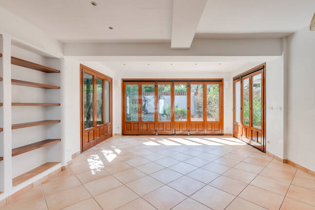 Andalusisk stil Villa med Renovation Project, 200 meter från stranden i Marbesa