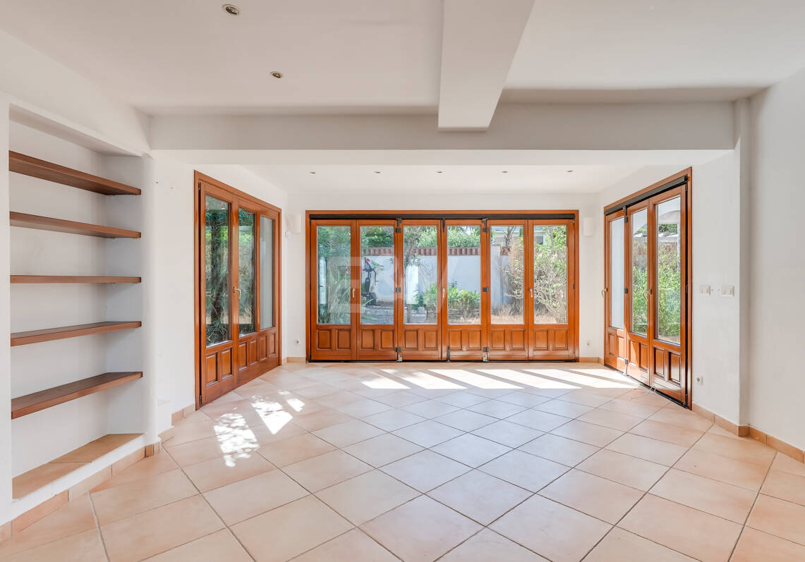 Andalusisk stil Villa med Renovation Project, 200 meter från stranden i Marbesa
