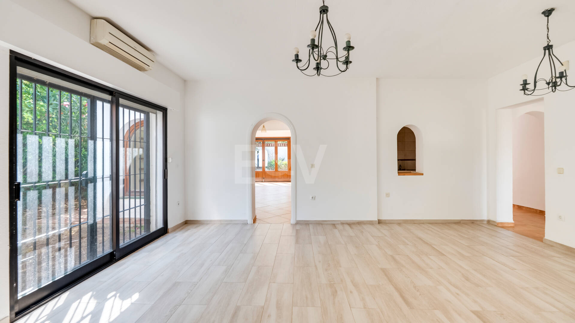 Andalusisk stil Villa med Renovation Project, 200 meter från stranden i Marbesa