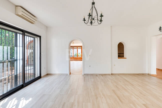 Andalusisk stil Villa med Renovation Project, 200 meter från stranden i Marbesa