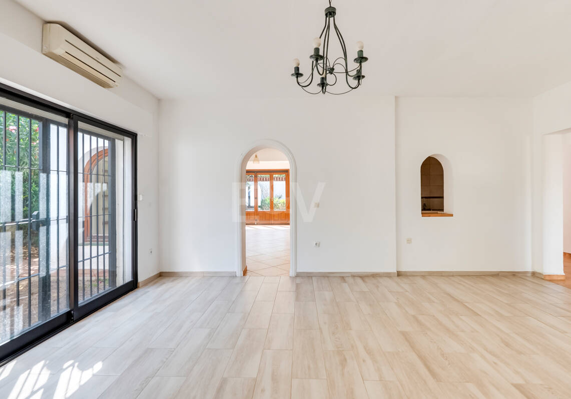 Andalusisk stil Villa med Renovation Project, 200 meter från stranden i Marbesa