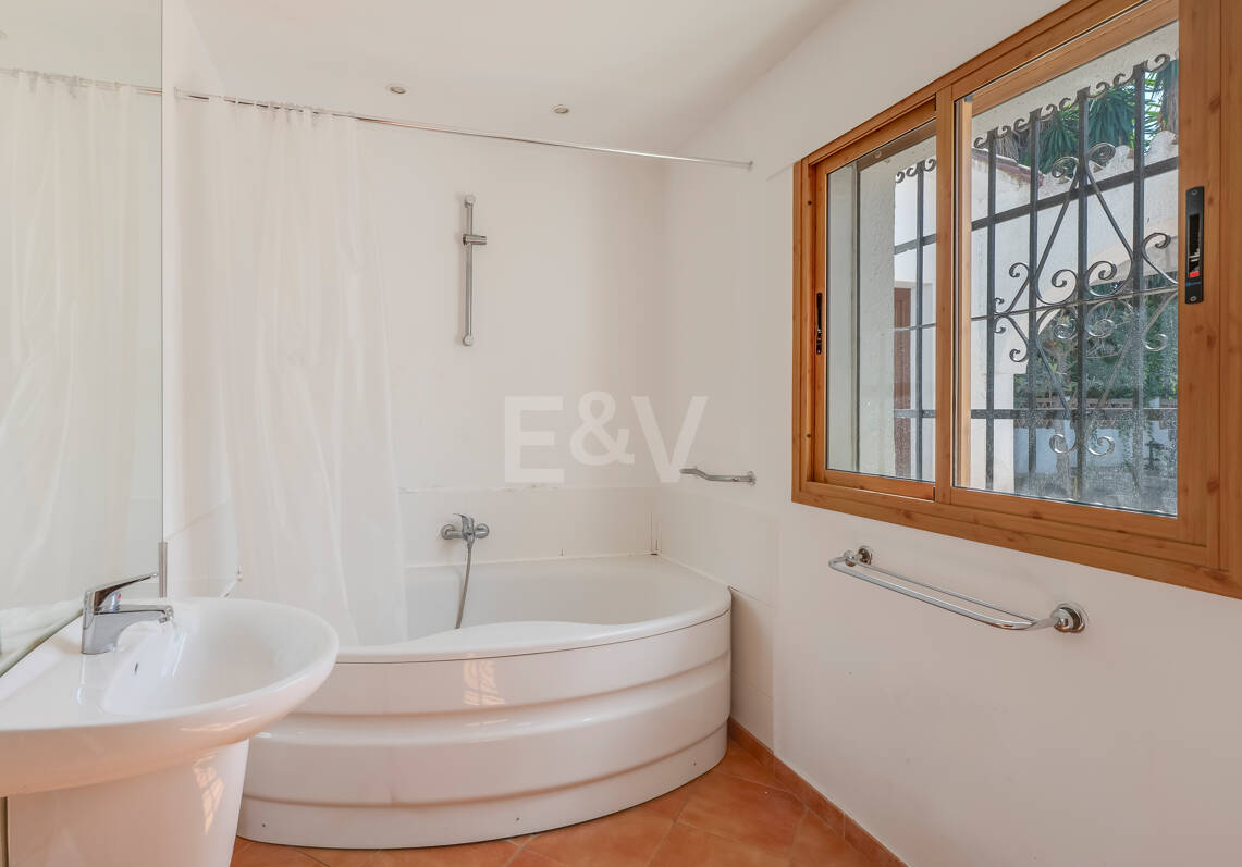Andalusisk stil Villa med Renovation Project, 200 meter från stranden i Marbesa