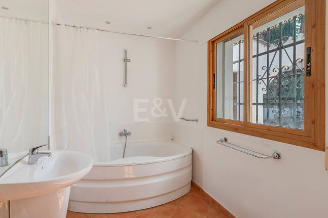 Andalusisk stil Villa med Renovation Project, 200 meter från stranden i Marbesa