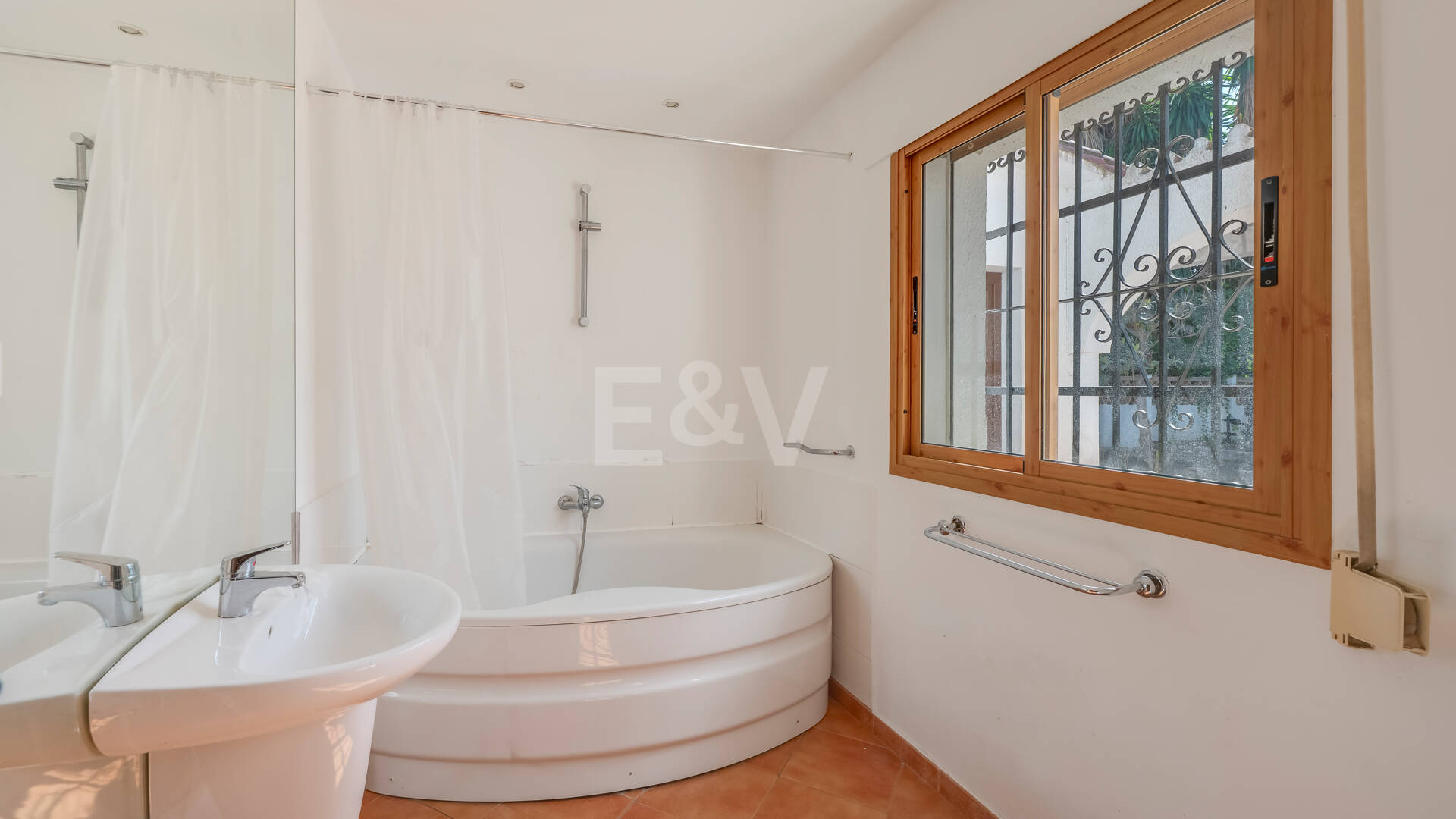 Andalusisk stil Villa med Renovation Project, 200 meter från stranden i Marbesa