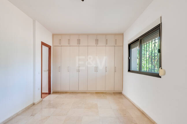 Andalusisk stil Villa med Renovation Project, 200 meter från stranden i Marbesa