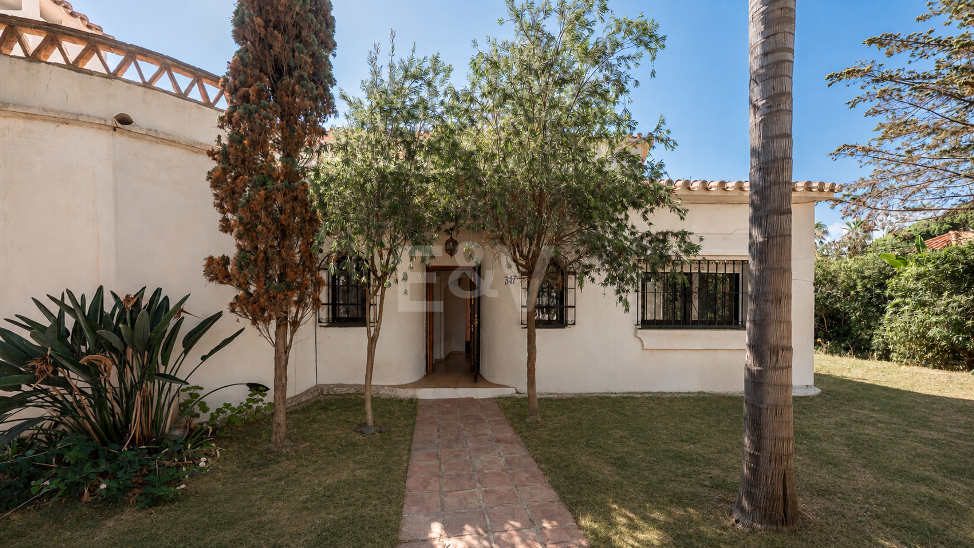 Andalusisk stil Villa med Renovation Project, 200 meter från stranden i Marbesa