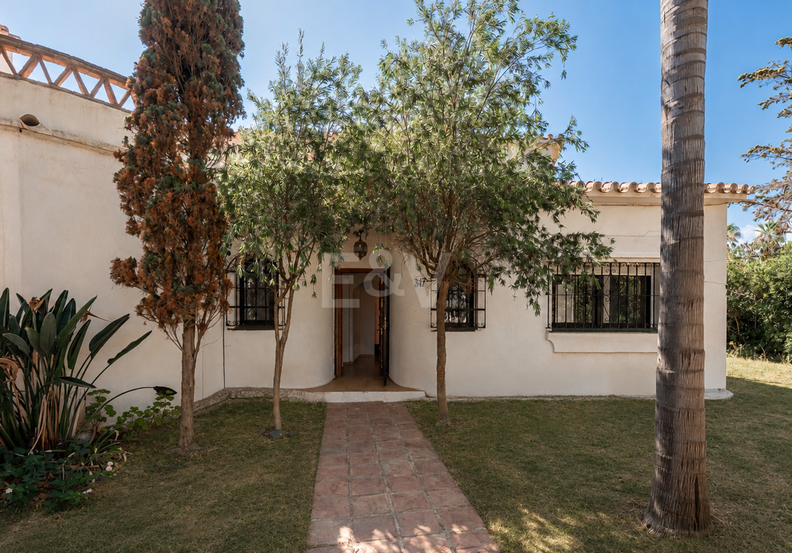 Andalusisk stil Villa med Renovation Project, 200 meter från stranden i Marbesa
