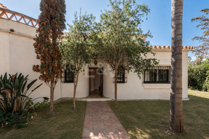 Andalusisk stil Villa med Renovation Project, 200 meter från stranden i Marbesa
