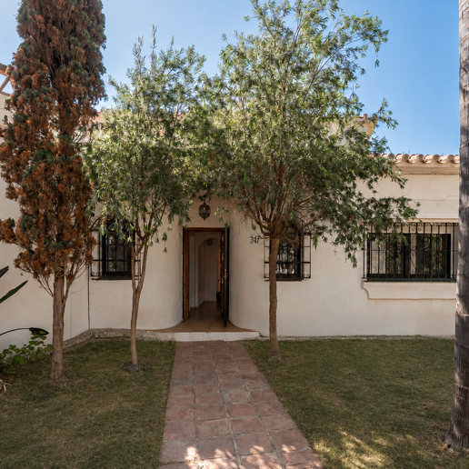 Andalusisk stil Villa med Renovation Project, 200 meter från stranden i Marbesa