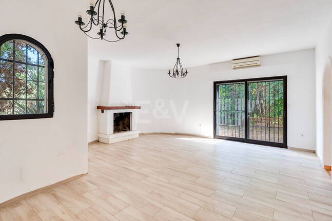 Andalusisk stil Villa med Renovation Project, 200 meter från stranden i Marbesa