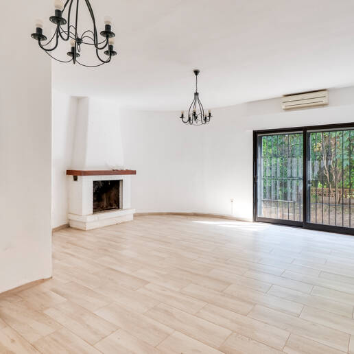 Andalusisk stil Villa med Renovation Project, 200 meter från stranden i Marbesa