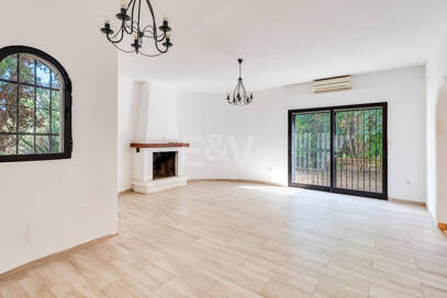 Andalusisk stil Villa med Renovation Project, 200 meter från stranden i Marbesa