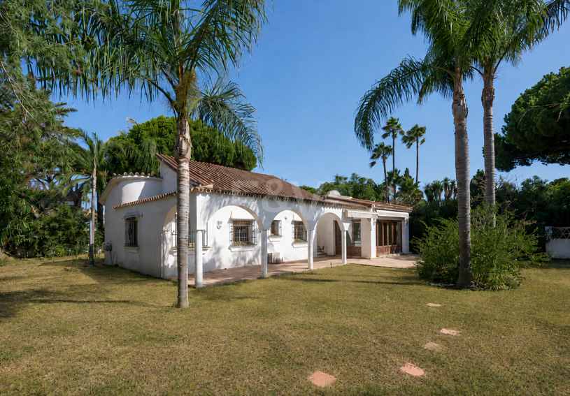 Andalusisk stil Villa med Renovation Project, 200 meter från stranden i Marbesa