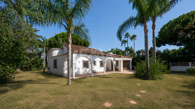 Villa de style andalou avec projet de rénovation, à 200 mètres de la plage de Marbesa