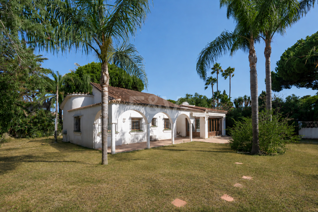 Andalusisk stil Villa med Renovation Project, 200 meter från stranden i Marbesa
