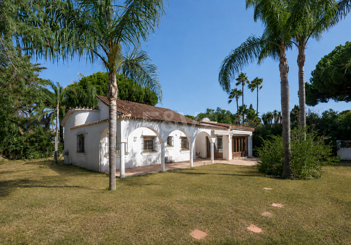 Andalusisk stil Villa med Renovation Project, 200 meter från stranden i Marbesa