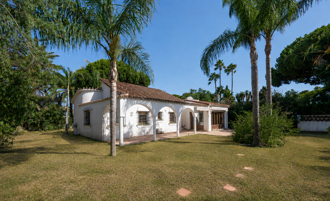 Denna andalusisk-stil villa ligger i Marbesa, en av de mest eftertraktade bostadsområdena i Marbella East, bara 200 meter från stranden.

Det...