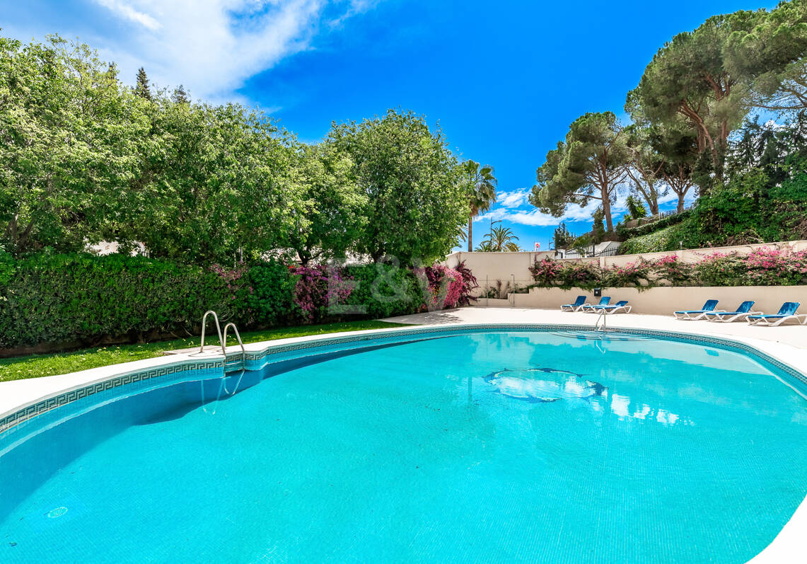 Appartement moderne avec vue sur la montagne et la mer à proximité de Puerto Banus