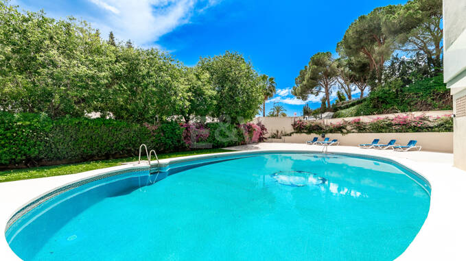 Apartamento moderno con vistas a la montaña y al mar, cerca de Puerto Banús