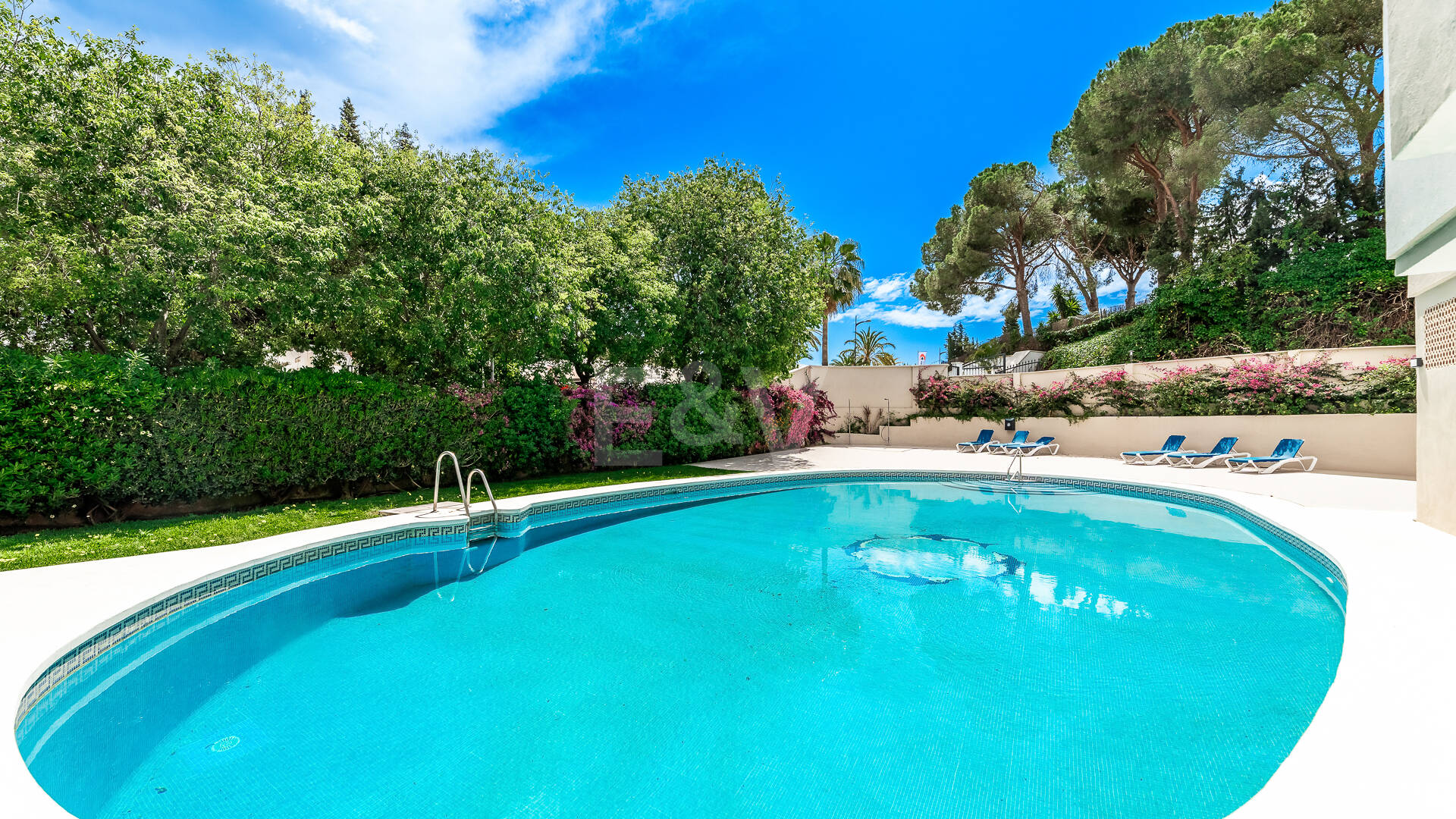Appartement moderne avec vue sur la montagne et la mer à proximité de Puerto Banus