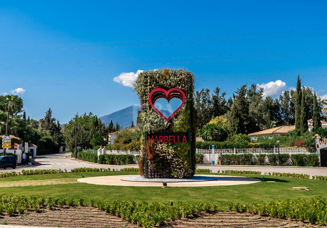 Appartement moderne avec vue sur la montagne et la mer à proximité de Puerto Banus